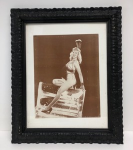 lot 56 image: Framed Vintage Early MARILYN MONROE Pinup Ice Block Print