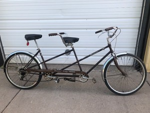 lot 101 image: Vintage SCHWINN De Luxe TWINN 2-Seat Bicycle