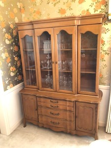 lot 332 image: Vintage 2-Piece Mid Century China Cabinet Hutch