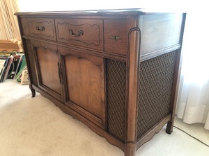 lot 337 image: Working Vintage Mid Century MAGNAVOX Stereo Turntable Cabinet