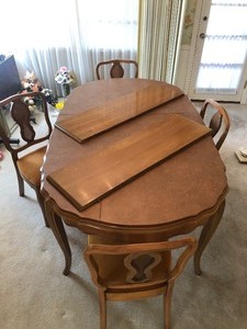 lot 340 image: Excellent Quality Vintage Walnut Dining Table w4 Chairs