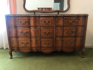 lot 344 image: Quality Vintage Dovetailed 9-Drawer Dresser wMirror