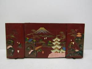 lot 347 image: Vintage Hand Painted Laquer Footed Japanese Jewerly Box