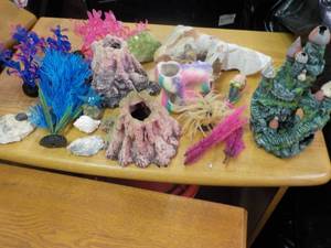 lot 8 image: Fish Aquarium Dcor...