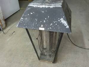 lot 10 image: Craftsman Bug Zapper untested...