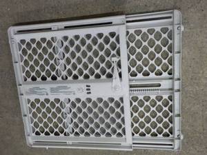 lot 18 image: Expandable Gate...