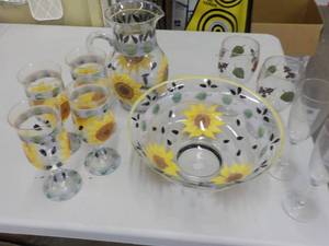 lot 25 image: Sunflower Pitcher, 4 Glasses and Bo...