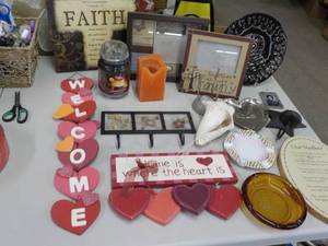 lot 29 image: Home Dcor and more...