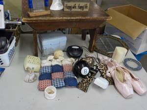 lot 43 image: Wood Bench and Home Dcor Lot...