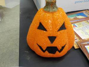 lot 86 image: Box of Halloween Dcor...