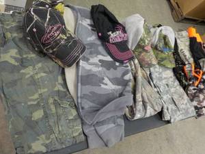 lot 106 image: Camo Clothing and Blankets various...