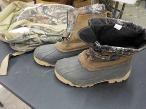 lot 107 image: Womens size 5 camo boots and bag, ...