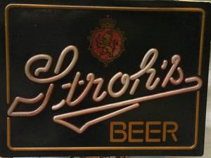 lot 70 image: vintage Bar sign (Strohs) light up