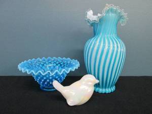 lot 27 image: Fenton Glass