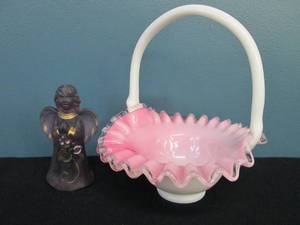 lot 28 image: Fenton Glass