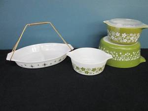 lot 96 image: Pyrex Dishes