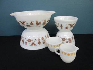 lot 98 image: Pyrex Nesting Bowls