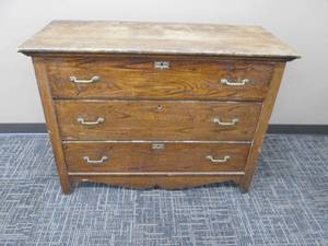 lot 57 image: Solid Oak Dresser