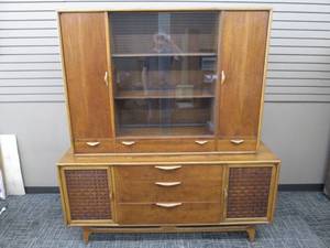 lot 49 image: Lane Mid Century  Modern China Cabinet