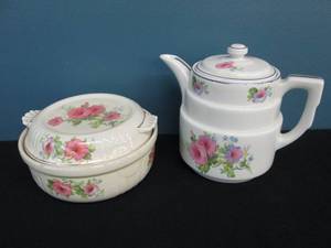 lot 204 image: Halls Pottery