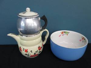 lot 205 image: Red Poppy & Crocus Tulip Halls Pottery