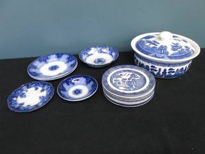 lot 213 image: Blue Willow And Blue Flo