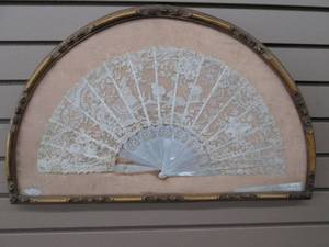 lot 218 image: Antique Mother Of Pearl & Lace Fan