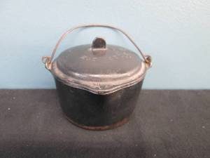 lot 251 image: Cast Iron Wagner( 0 ) Hot Pot