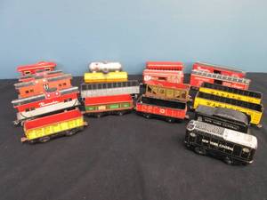 lot 266 image: Marx Train Cars