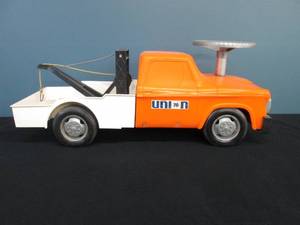 lot 267 image: Union 76 Service Station Ride On Toy
