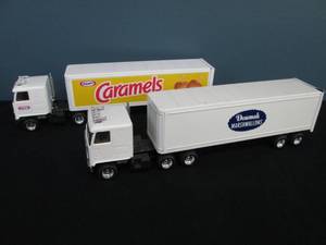 lot 268 image: Ertl Semi Trucks