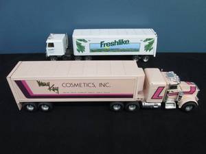 lot 269 image: Ertl Semi Trucks