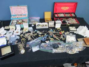 lot 303 image: Vintage Jewelry