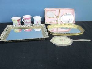 lot 305 image: Vintage Brush & Comb Set