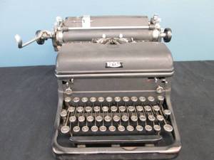 lot 319 image: Vintage Royal Typewriter