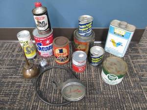 lot 336 image: Snowmobile & Chainsaw Oil Cans