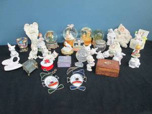 lot 372 image: Snow Globes