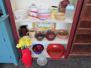 lot 376 image: USA Pottery & Enamelware
