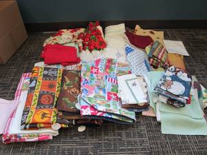 lot 383 image: Tablecloths & Linens
