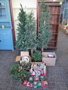 lot 394 image: Christmas Decorations