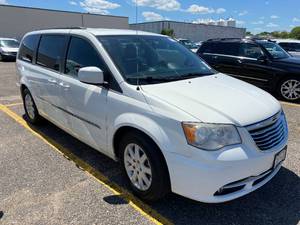 lot 8 image: 2012 Chrysler Town & Country