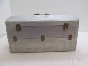 lot 20 image: Vintage toolbox
