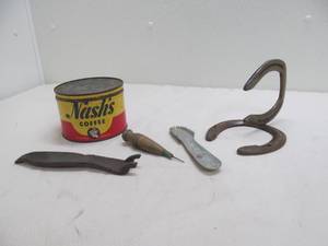 lot 159 image: Variety of vintage items