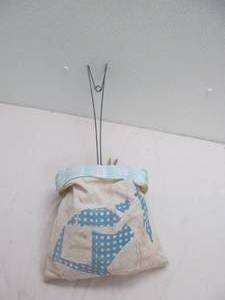 lot 160 image: Vintage clothespins basket