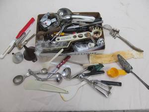 lot 172 image: Variety of kitchen utensils