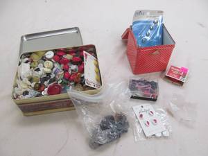 lot 175 image: Vintage buttons