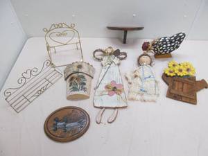 lot 193 image: large assortment of dcor