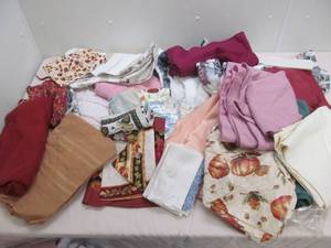 lot 195 image: fabric cloths, sheets