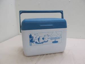 lot 216 image: Rubbermaid cooler