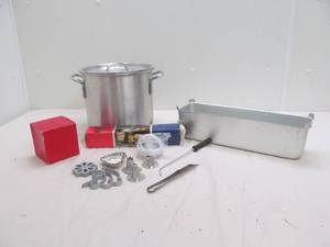 lot 270 image: kitchen gadgets